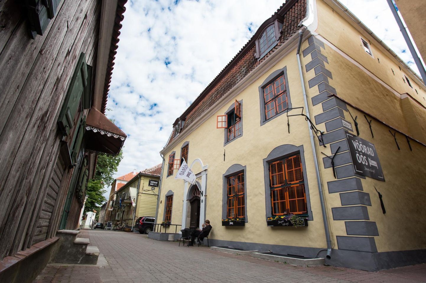 Kunagisest äriteenijate majast on saanud hostel vana­linna ajaloolisel tänaval.