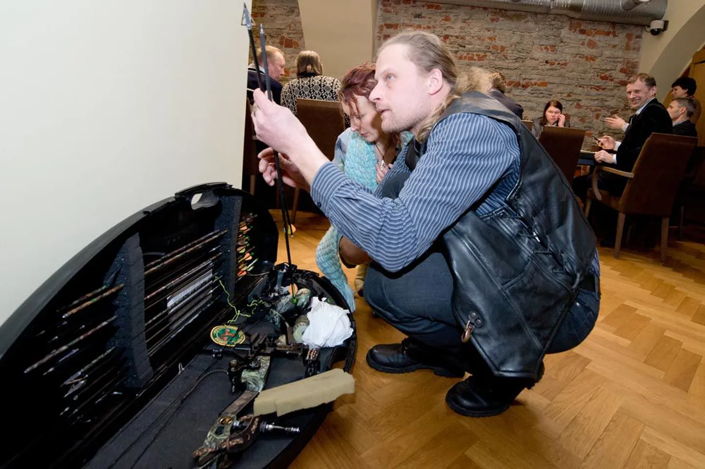 Vibujahiklubi Mägilased jahiinstruktor Riho Alep (esiplaanil) ja Euroopa Vibujahi Föderatsiooni asepresident Rita-Anette Kohava (tema taga) pakkisid Toompea lossi koosolekute ruumis plokkvibu lahti