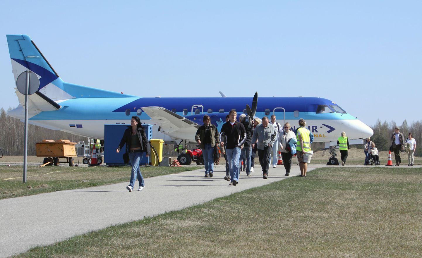 Pärnu lennuväli võttis vastu tänavuse aasta esimesed 17 reisijat, kes saabusid Estonian Airi lennukiga Stockholmist.