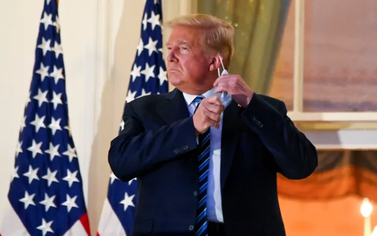 USA president Donald Trump võtmas 5. oktoobril Valge Maja rõdul maski eest