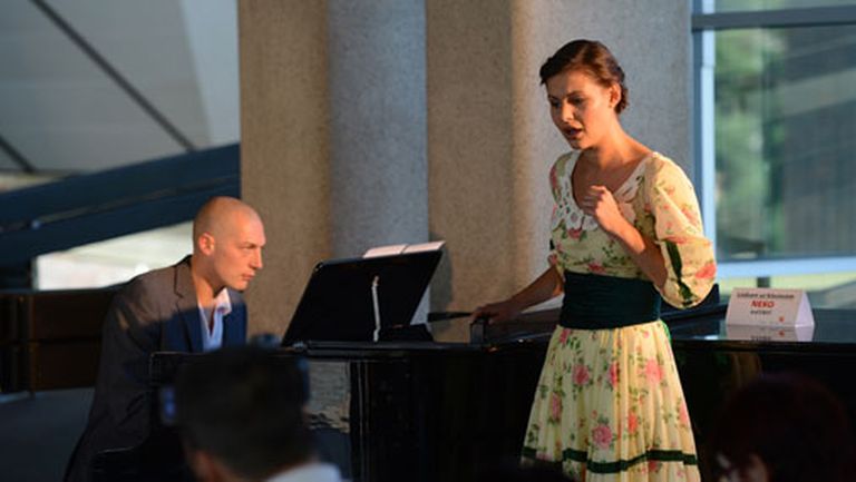 Komponista Kārļa Lāča un aktrises Ievas Segliņas izpildījumā skan fragments no topošā mūzikla "Oņegins" 