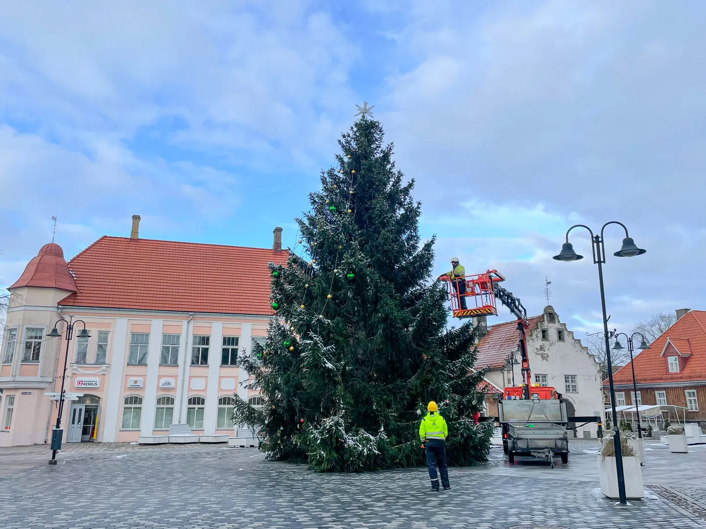 Kuressaare esinduskuusel võetakse ehteid maha.