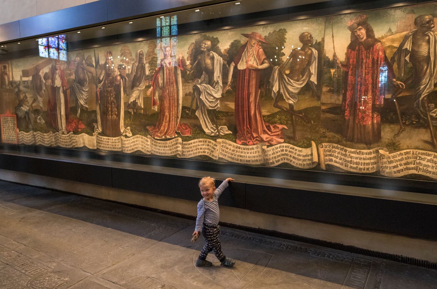 Niguliste muuseumis 2018. aastal avatud «Surmatantsu» uues ekspositsioonis eristab vaatajat maalist kuulikindel klaas.