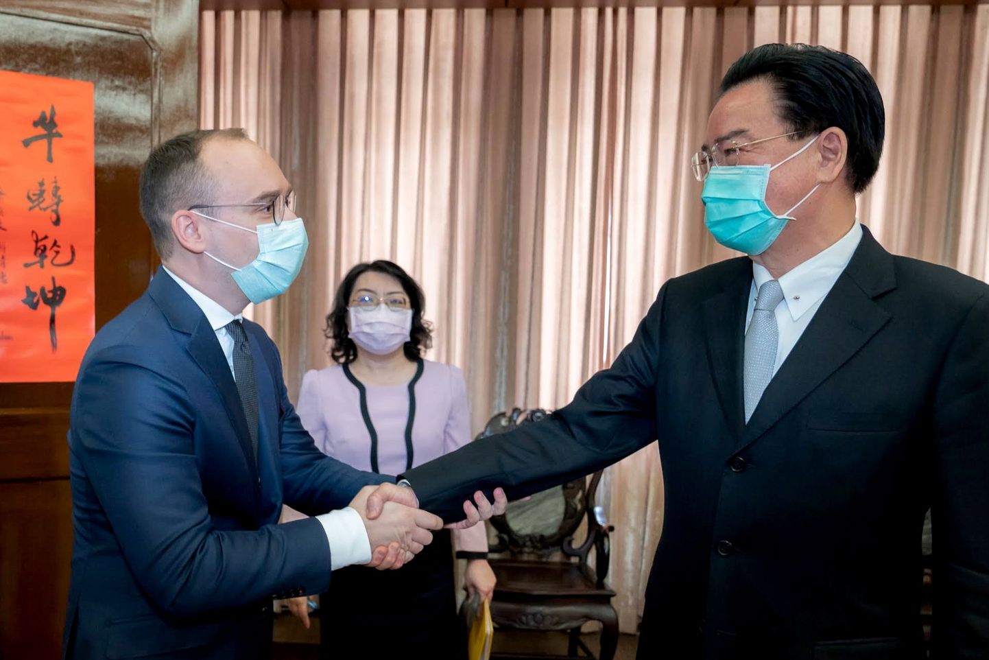 Leedu parlamendi esindaja Matas Maldeikis (vasakul) ja Taiwani välisminister surub kätt Taiwani välisministri Joseph Wuga Taipeis 29. november 2021.