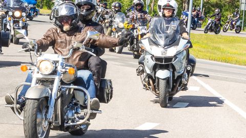 VIDEO & GALERII ⟩ Mototoobri juubeliparaad tõi Saaremaa tänavatele sajad mootorrattad