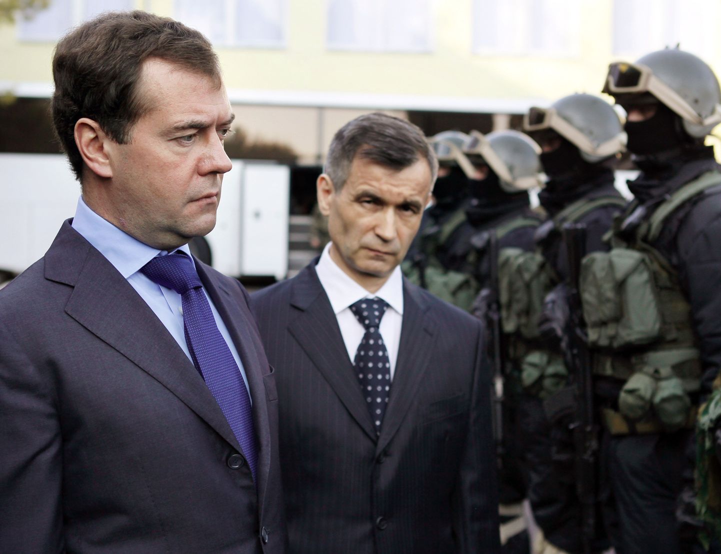 President Dmitri Medvedev (vasakul) kontrollib koos siseministri Rašid Nurgalijeviga Kislovodskis sisevägede pataljoni sõdureid.