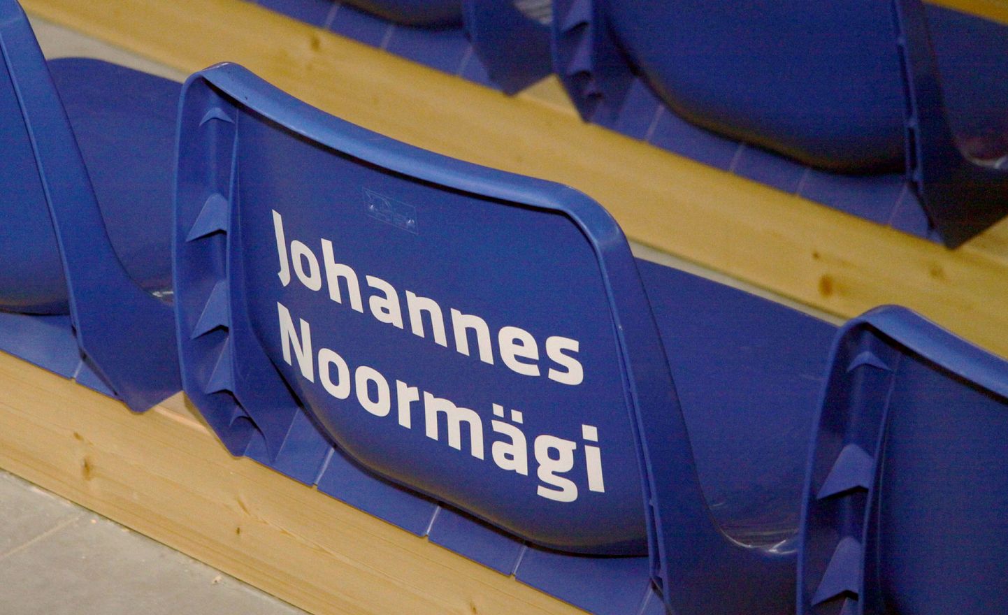 Pärnu kuulsaimal võrkpallitreeneril Johannes Noormäel on hallis nimeline iste.
