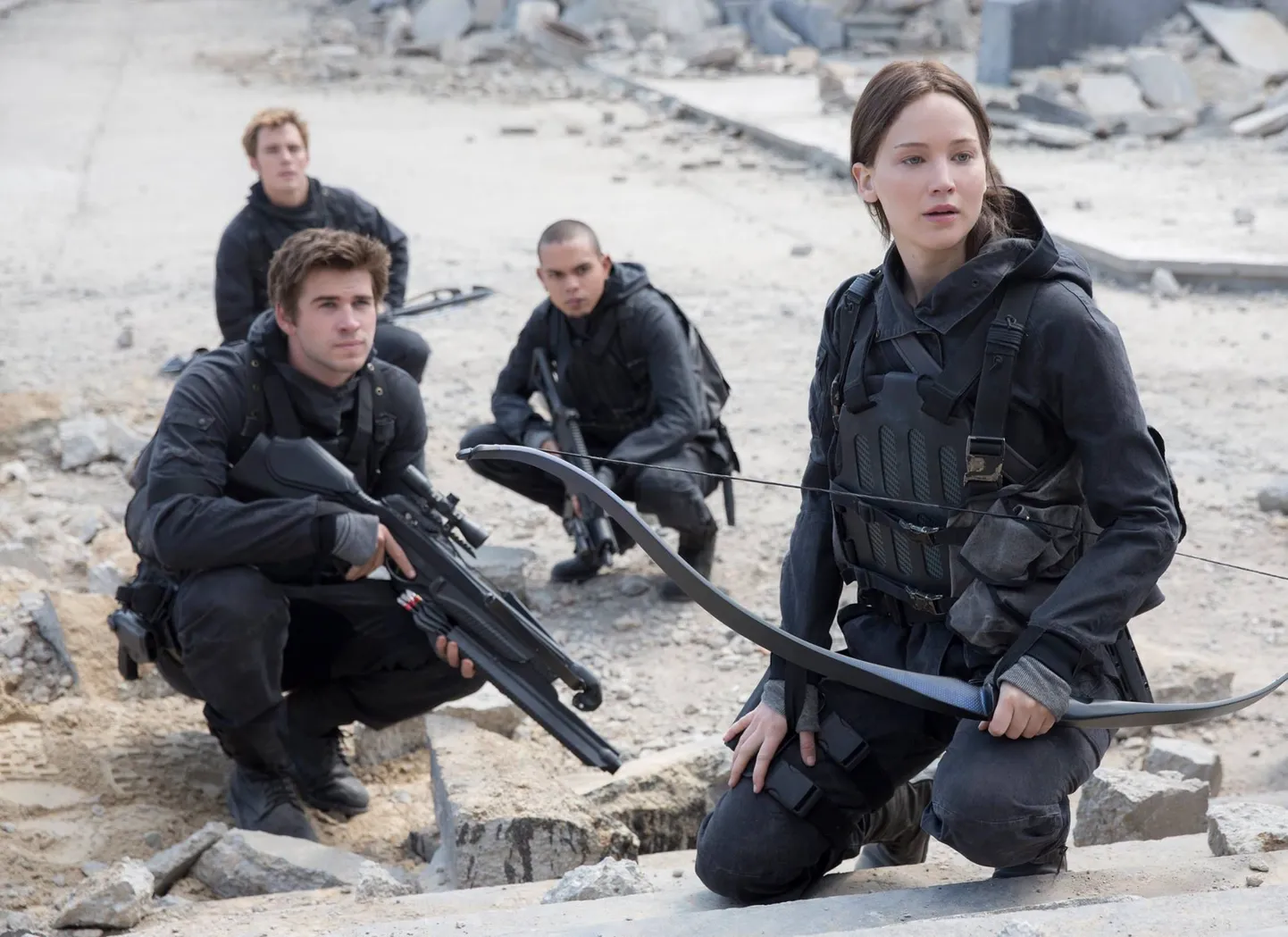 Katniss vinnastab viimast korda vibu, laeb välja viimased nooled ja riputab siis relva igaveseks varna. Näljamängud said lõpuks läbi.