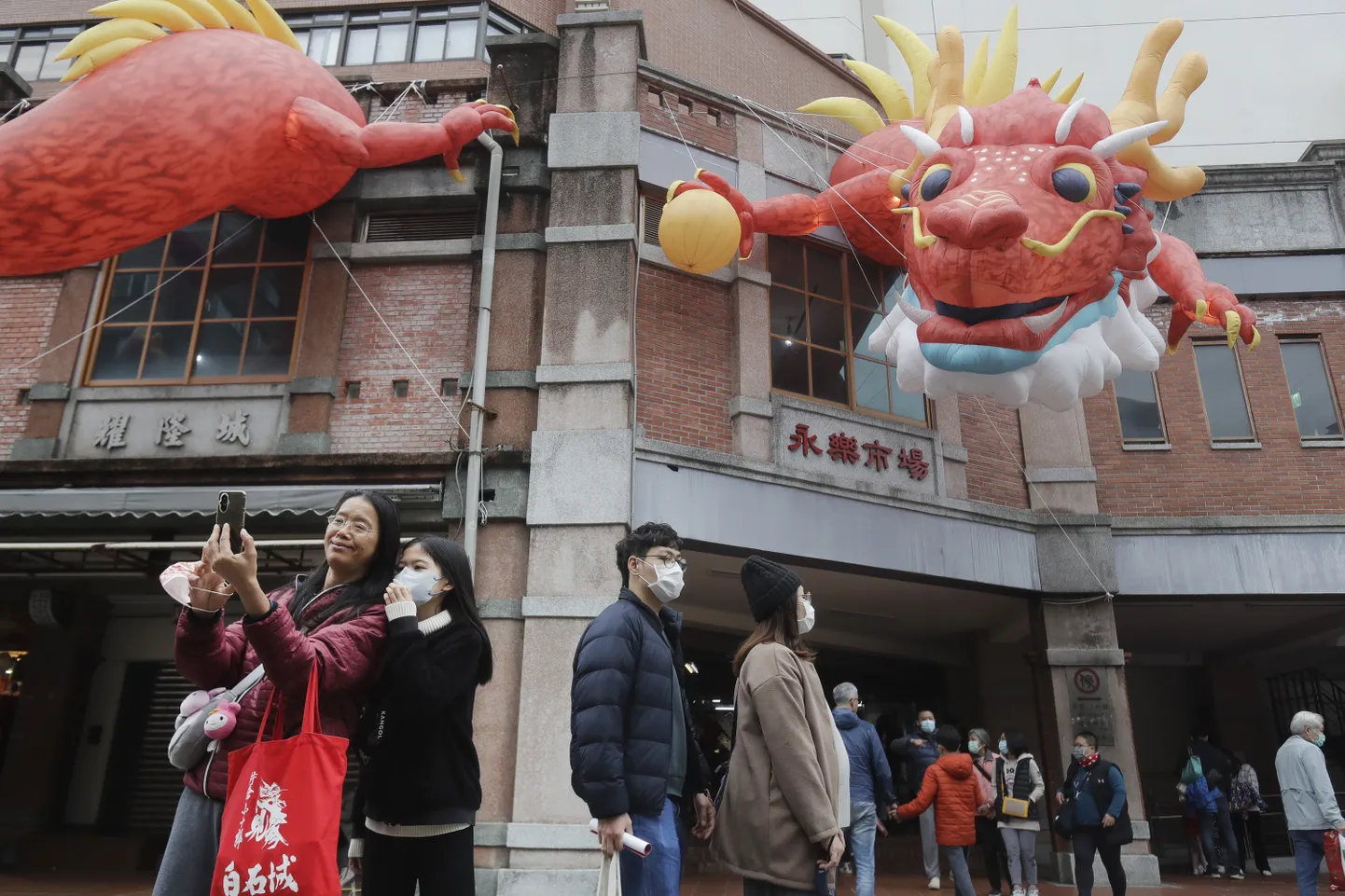 Taiwani pealinnas Taipeis valmistuti Hiina uusaasta pidustusteks, tänavatel lendlesid draakoniõhupallid, ent võimud avastasid saare ümbrusest ja kohalt veel teisigi, mille abil Peking luurab isevalitseva saare järele.