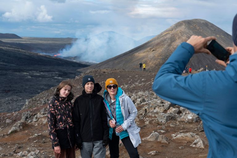 Eesti turistid Hanna-Loore Lemmiksoo, Oliver Lemmiksoo ja Margit Lemmiksoo Islandi vulkaani uudistamas.