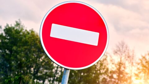 Avārijas dēļ bloķēta satiksme uz Daugavpils šosejas aiz Dzelmēm