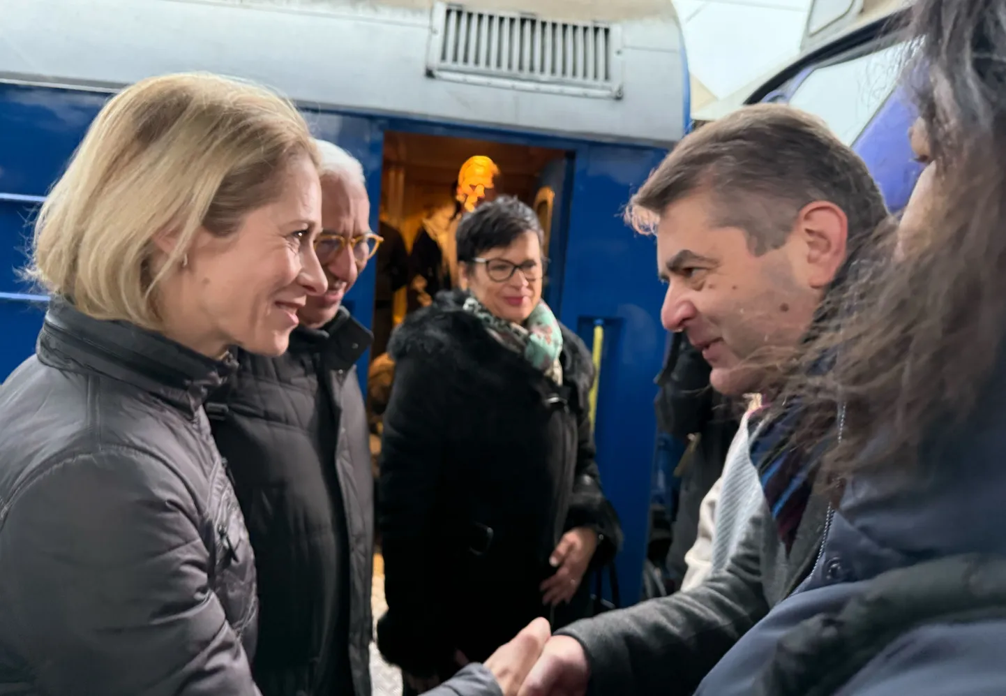 Kaja Kallas kätlemas Ukraina asepeaministri Perebõinis Jevheniga.