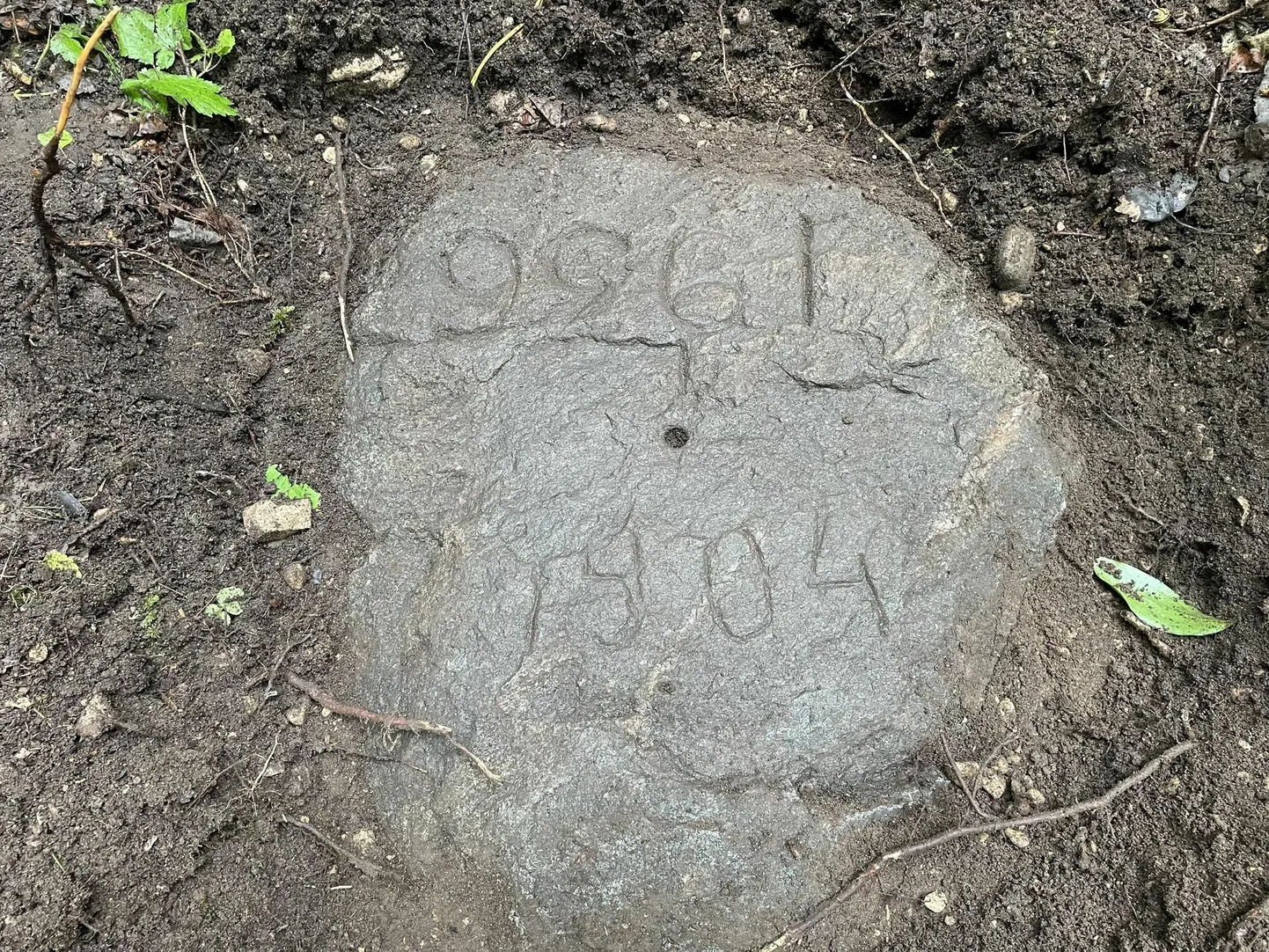Maakivi on mõõtmispunktina paigaldatud kas aastal 1903 või 1904.