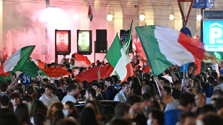 Итальянские флаги взвились вверх после победной для сборной Италии серии пенальти. Мало того, что сборная победила, ее вратарь Доннарумма, взявший в финале два пенальти, был признан лучшим игроком чемпионата.