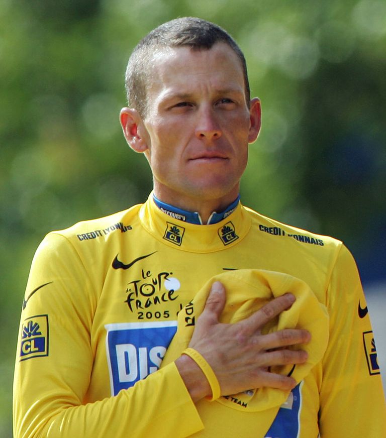 Armstrong kuulamas käsi südamel USA hümni Pariisis 2005. aastal pärast seitsmendat Prantsusmaa velotuuri võitu. Ise ta teadis juba siis...