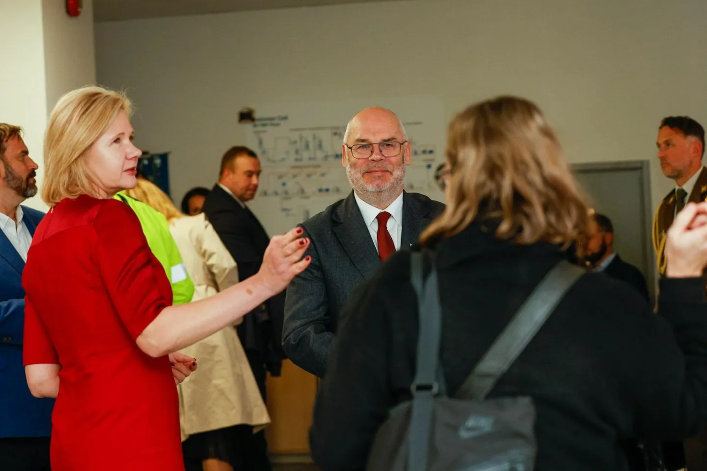 President Alar Karis tegi Estonian Celli tehases ringkäigu, teejuhiks ettevõtte juhatuse liige Siiri Lahe.