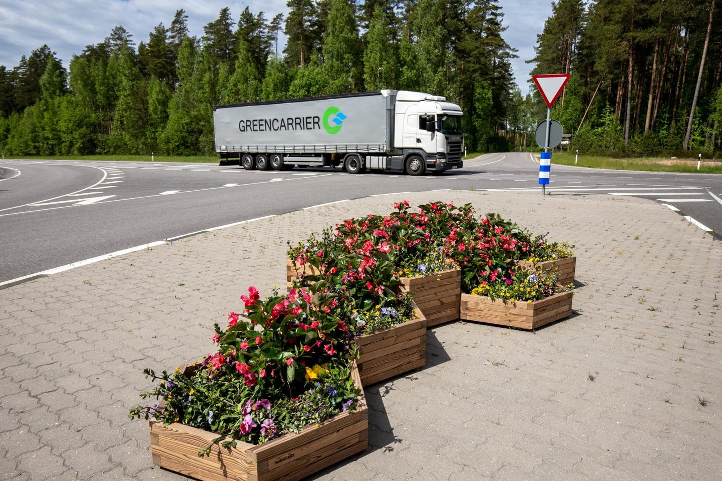 Puidust kärjekujulised lillekastid ilmestavad Valga–Uulu maantee ääres Kilingi-Nõmme sissesõidul ohutussaart.
