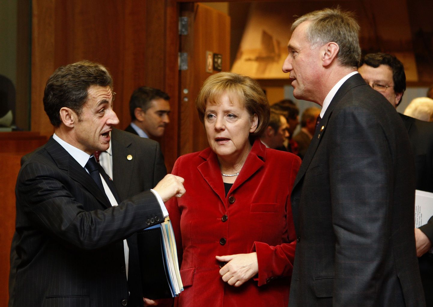 Prantsusmaa president Nicolas Sarkozy (vasakul), Saksamaa kantsler Angela Merkel (keskel) ja Tšehhi peaminister Mirek Topolánek.