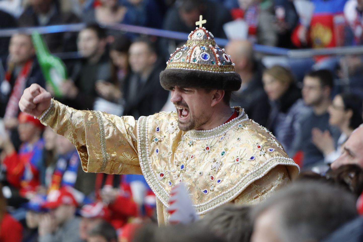Venemaa tsaari Ivan Julma filmikostüümi riietunud fänn hokivõistlusele kaasa elamas.