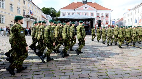 PILDID ⟩ Kaitseväelased alustasid uut õppeaastat piduliku jalutuskäiguga läbi linna