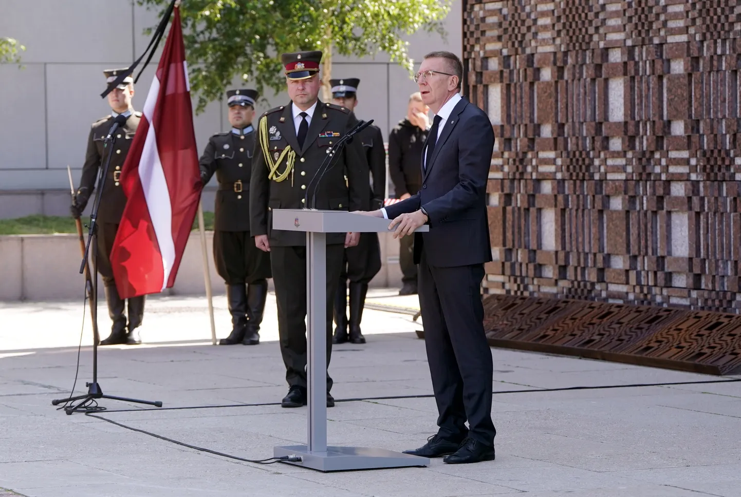 Valsts prezidents Edgars Rinkēvičs piedalās Komunistiskā genocīda upuru piemiņas brīdī Strēlnieku laukumā pie memoriāla "Vēstures taktīla".