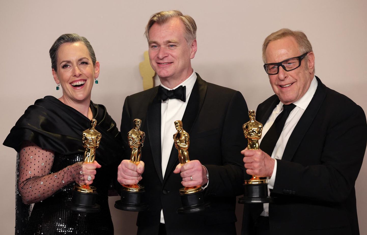 «Oppenheimeri» tegijad Christopher Nolan (keskel) ning produtsendid Emma Thomas ja Charles Roven. Kokku võitis ajaloofilm seitse Oscarit.