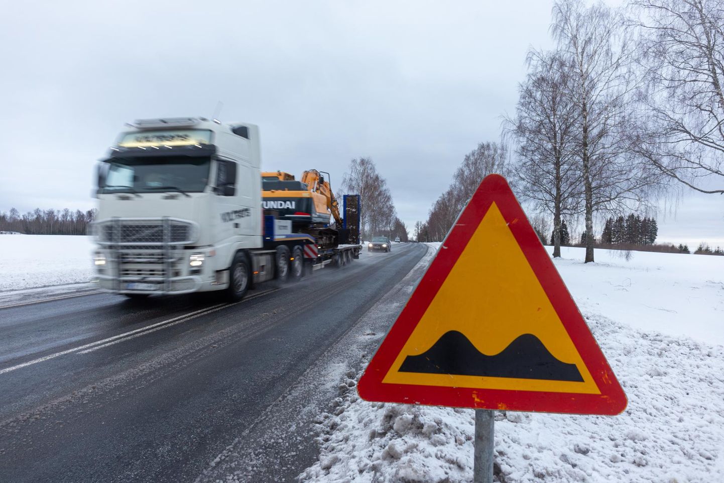 Transpordiameti andmeil kulgeb Viljandimaal üks kehvemas seisus kattega riigiteelõik Orika ja Loodi vahel. Sinna on seatud ebatasase tee eest hoiatavad märgid.