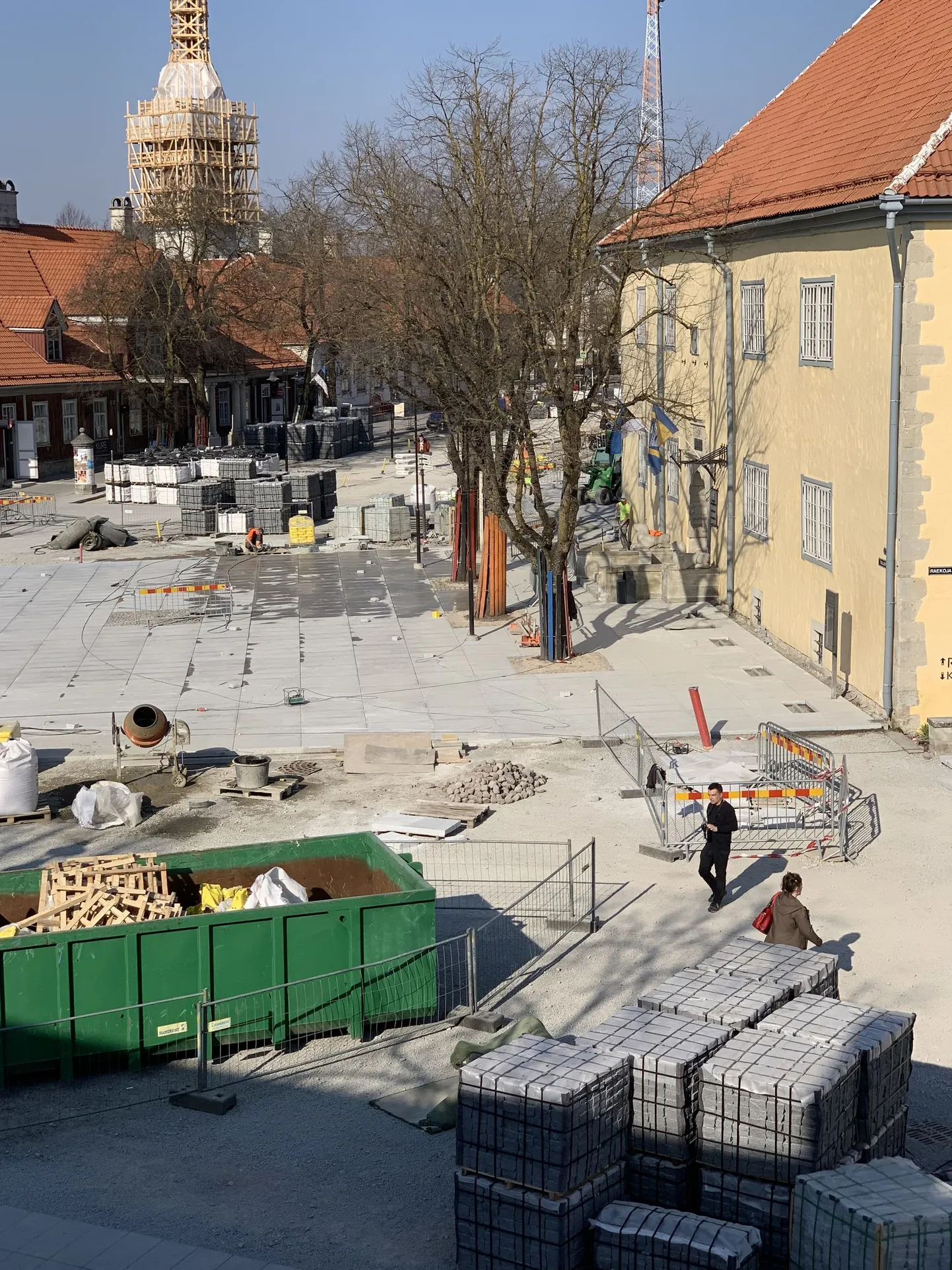 TAHTSIME PARIMAT, AGA… Kolm aastat pärast seda, kui Kuressaares alustati Hiinast toodud tänavakivide paigaldamist, hakkab selguma, et valesti läks peaaegu kõik, mis sai minna.