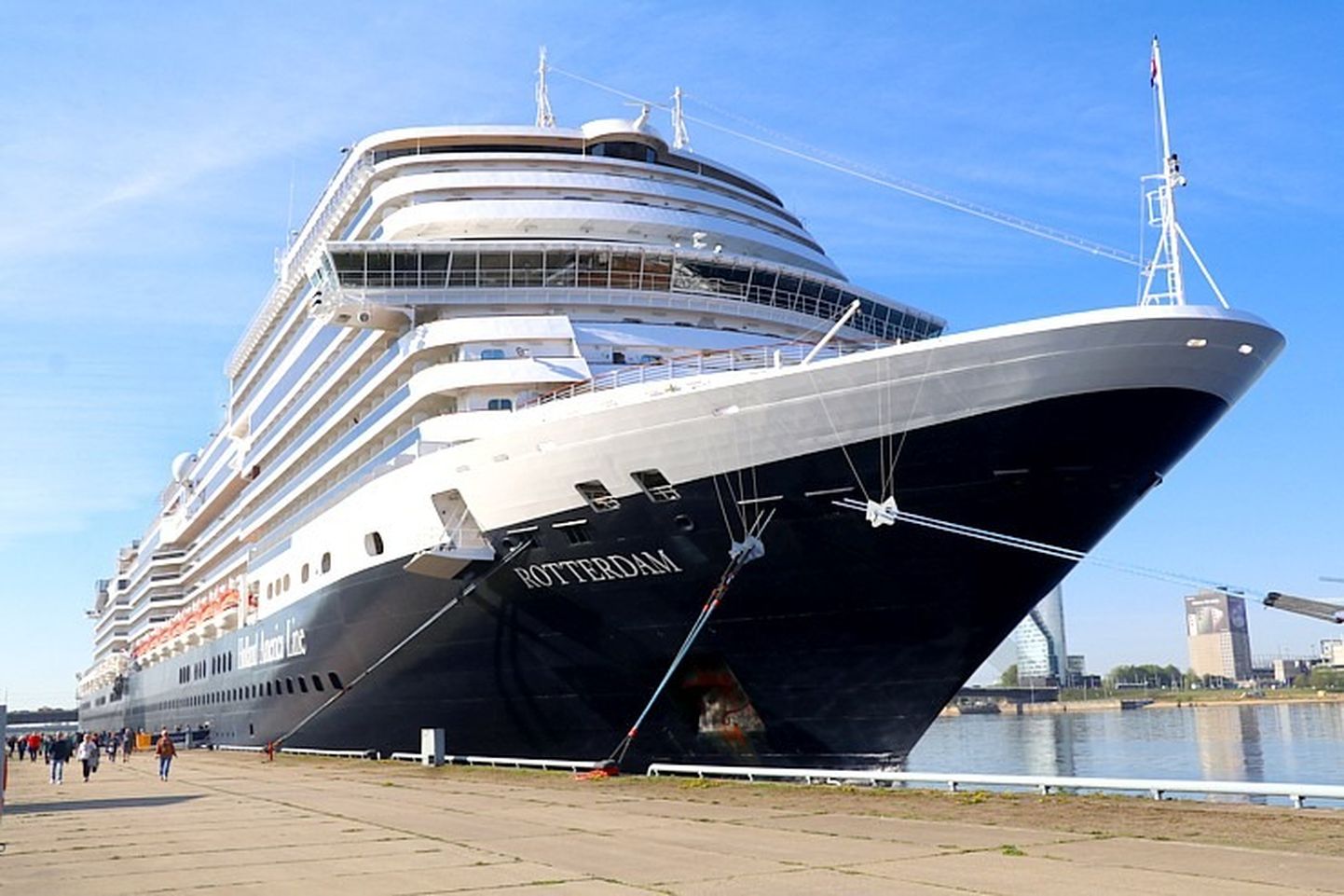 Rīgas ostā pirmoreiz piestāj "Holland America Line" kruīza kuģis "Rotterdam"