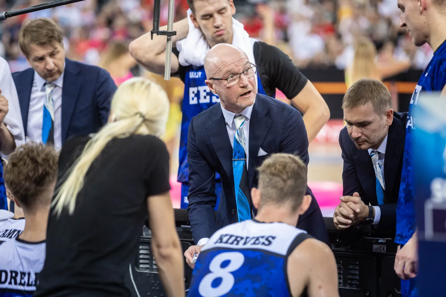 Eesti koondise peatreener Jukka Toijala mängus Poolaga hoolealustega nõu pidamas.