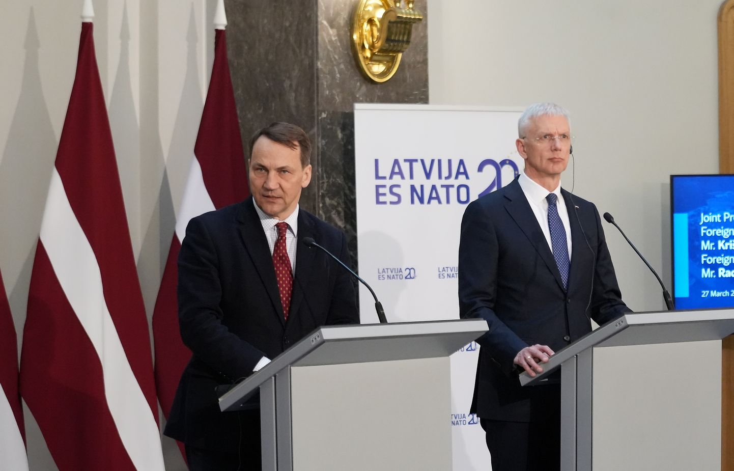 Ārlietu ministrs Krišjānis Kariņš (no labās) un Polijas ārlietu ministrs Radoslavs Sikorskis piedalās preses konferencē pēc tikšanās Ārlietu ministrijā.