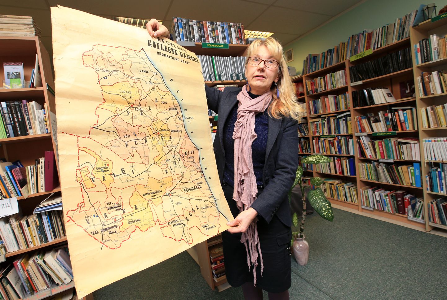 Alatskivi raamatukogu juhataja Anne Toome leidis kapist vana Kallaste rajooni kaardi, mis on jälle aktuaalne, sest toonane rajoon on samasugune nagu haldusreformi käigus moodustatud uus Peipsiääre vald.