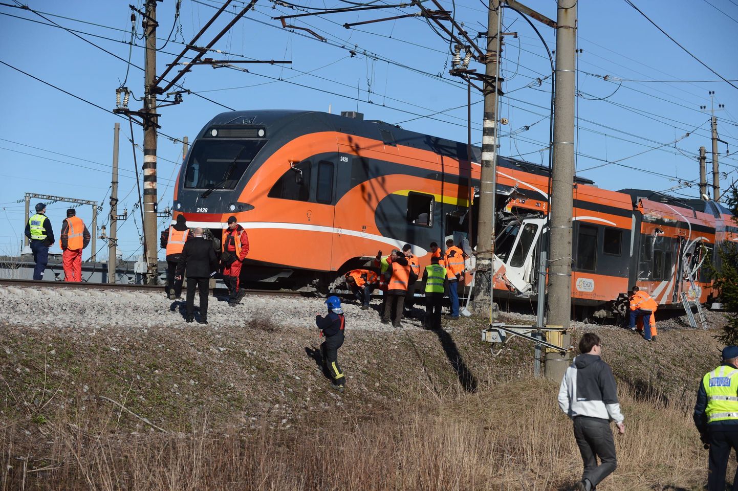 Kolmapäeval juhtus Harjumaal Raasiku raudteeülesõidul traagiline avarii, milles hukkus kaks inimest.