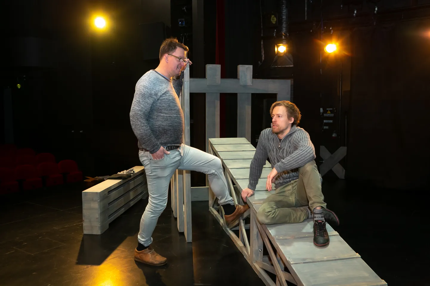 ESIMENE, TEINE JA KOLMAS PLAAN: Kunstnik Karmo Mende ja lavastaja Elar Vahter arutasid eile Kuressaare teatris, kuidas lavakujundus etenduse käigus liikuma hakkab.