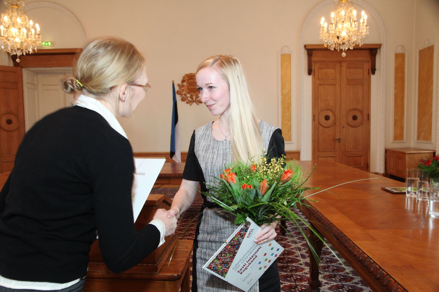 Eesti Vabaühenduste Liit EMSL andis üle aastapreemiad. Pildil on hetk ürituselt Toompea Valges saalis. 2012. aasta vabaühendus - Eesti Interneti kogukond.