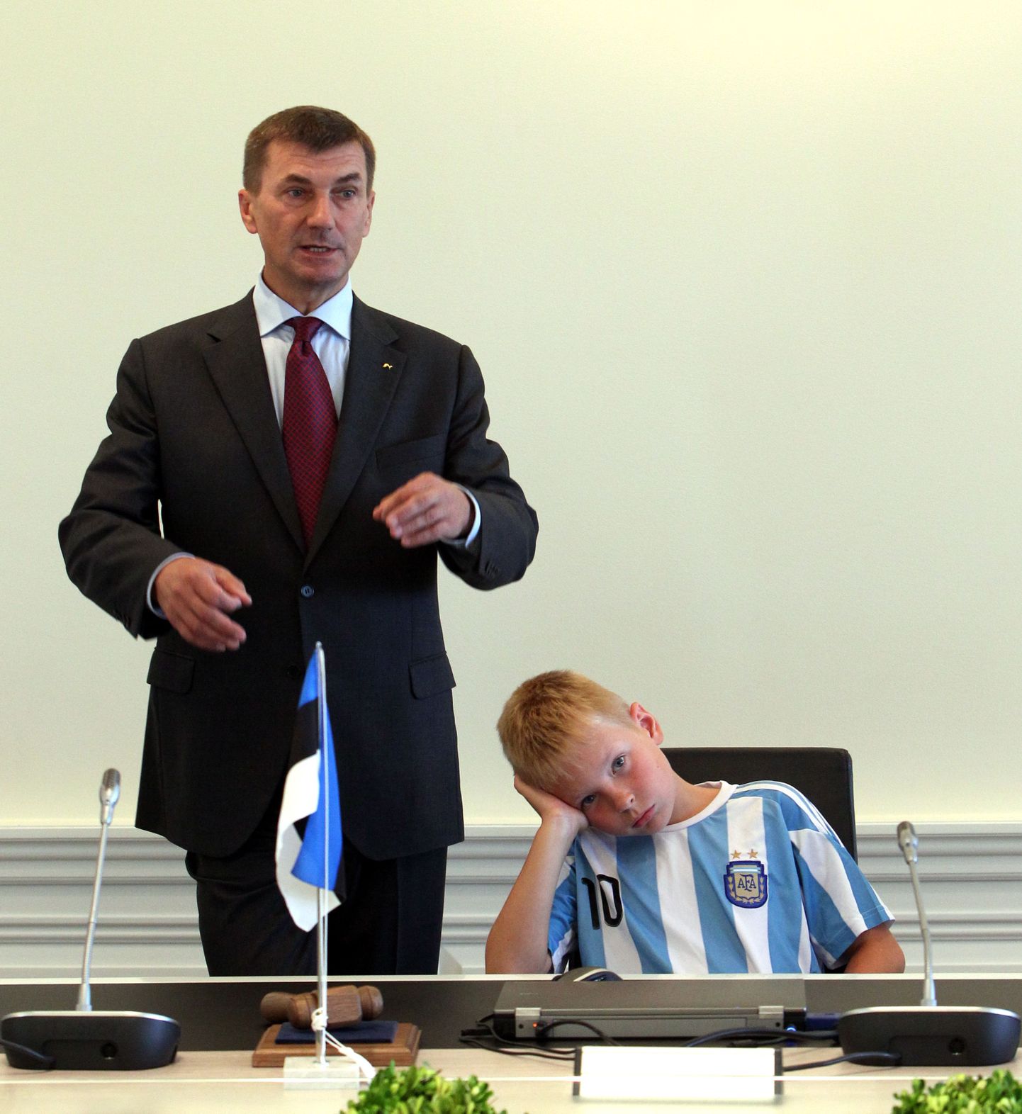 Avatud uste päev Stenbocki majas. Andrus Ansip ja peaministri toolil istuv 9aastane Cristofer Jaadla.
