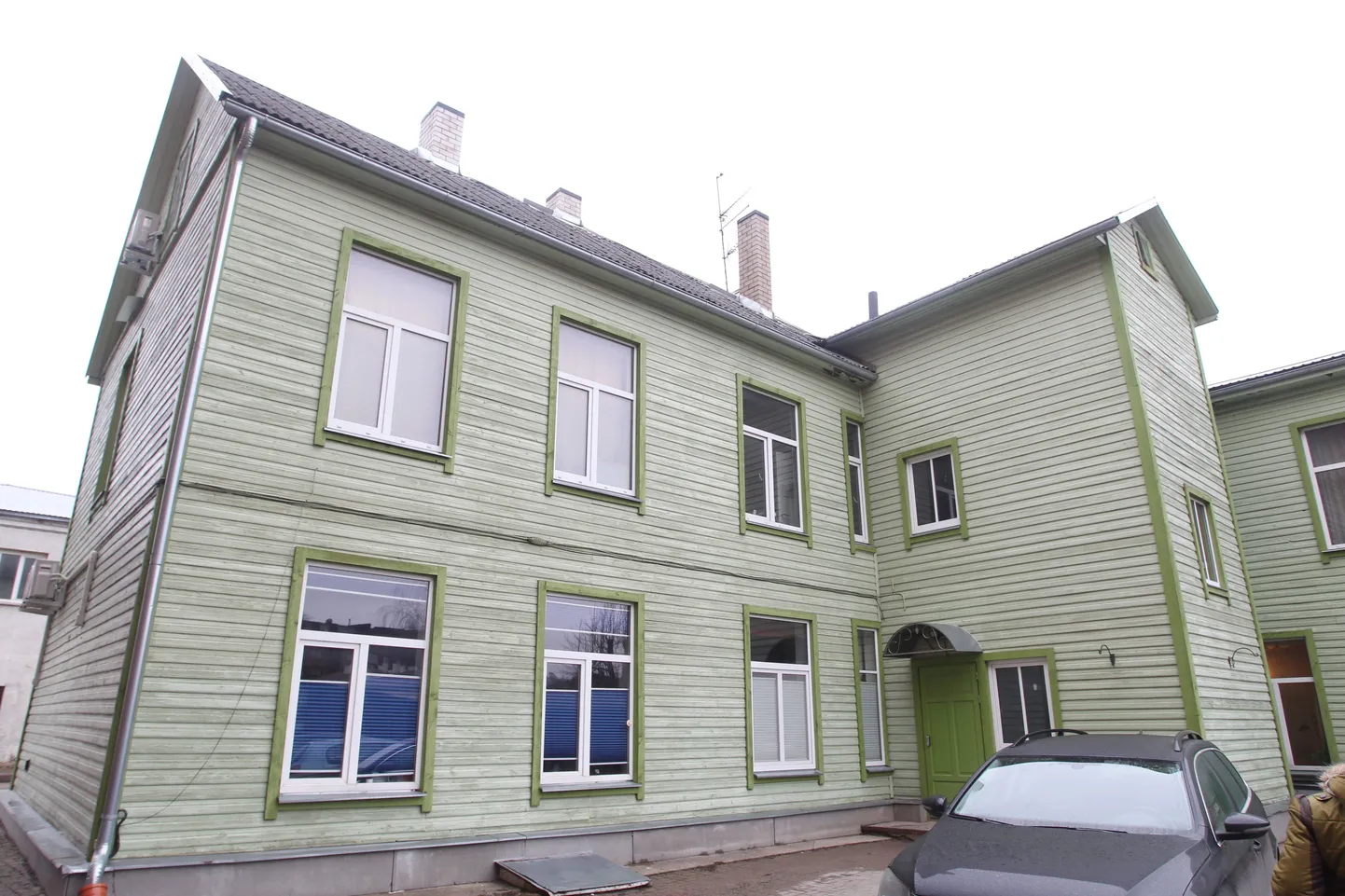 Tiigi 86 elanikud tunnevad muret küll tuleohutuse pärast, kuid on ühiste jõududega muutnud nägusamaks hoone välisilmet.