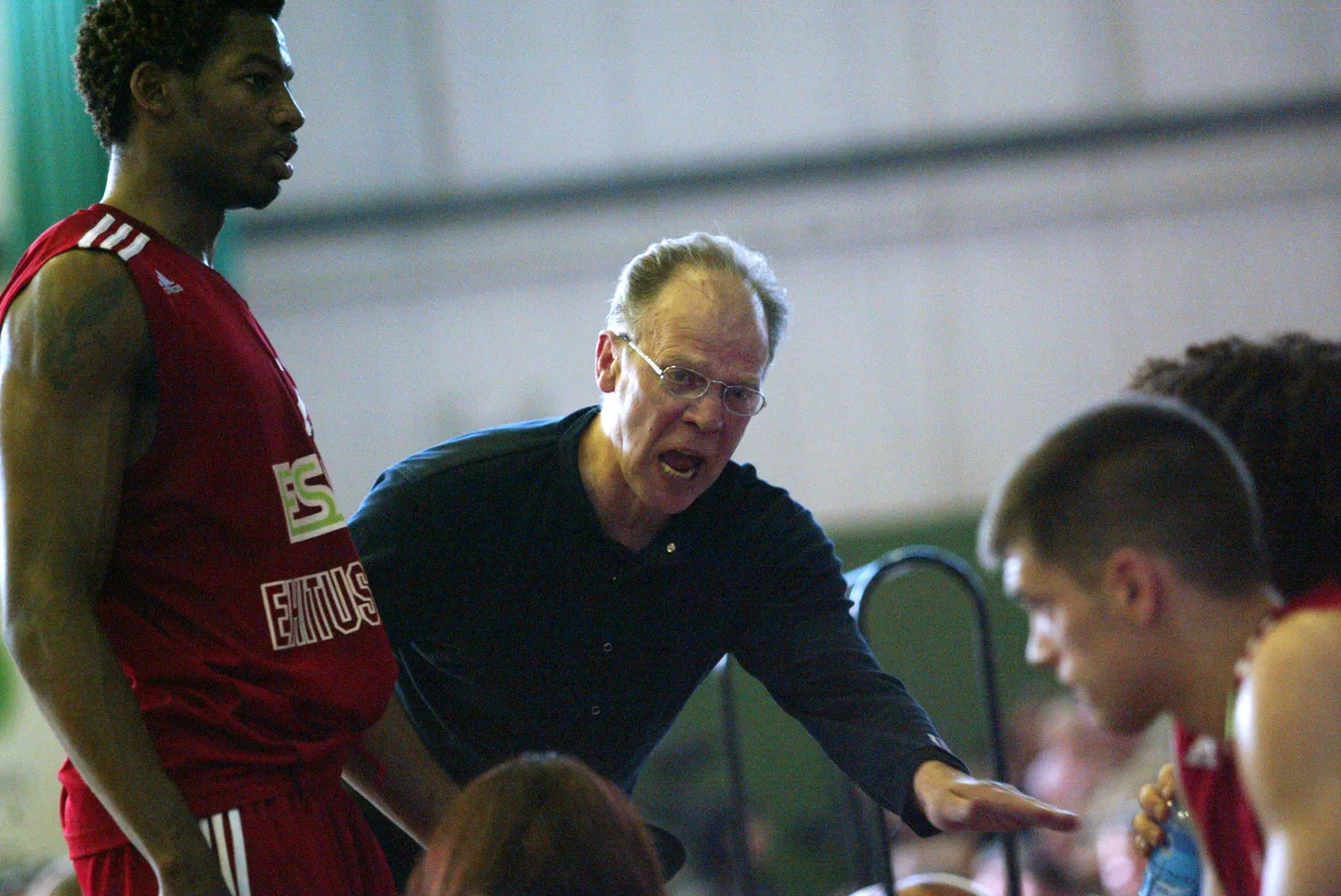 Ehitustööriista peatreener Allan Dorbek juhendamas mängijaid 2005. aasta finaalseeria ajal Tartu Ülikool/Rockiga. Vasakul Howard Frier, kes tõusis tolleks ajaks juba Kalev/Cramo nime kandnud võistkonna liidriks 2006. aasta finaalis, kus tabas kaks võiduviset.