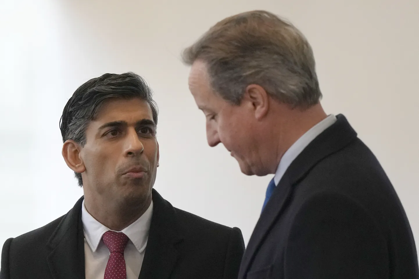 Briti peaminister Rishi Sunak (pahemal) ja värske välisminister David Cameron.