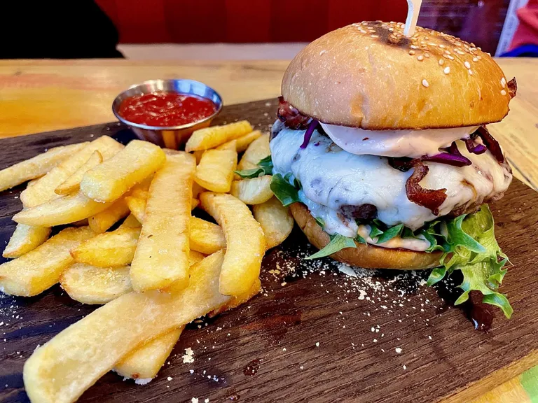Kuulus suitsupeekoni burger maisikukli, kohapeal valmistatud friikate ja ise marineeritud jalopenodega.