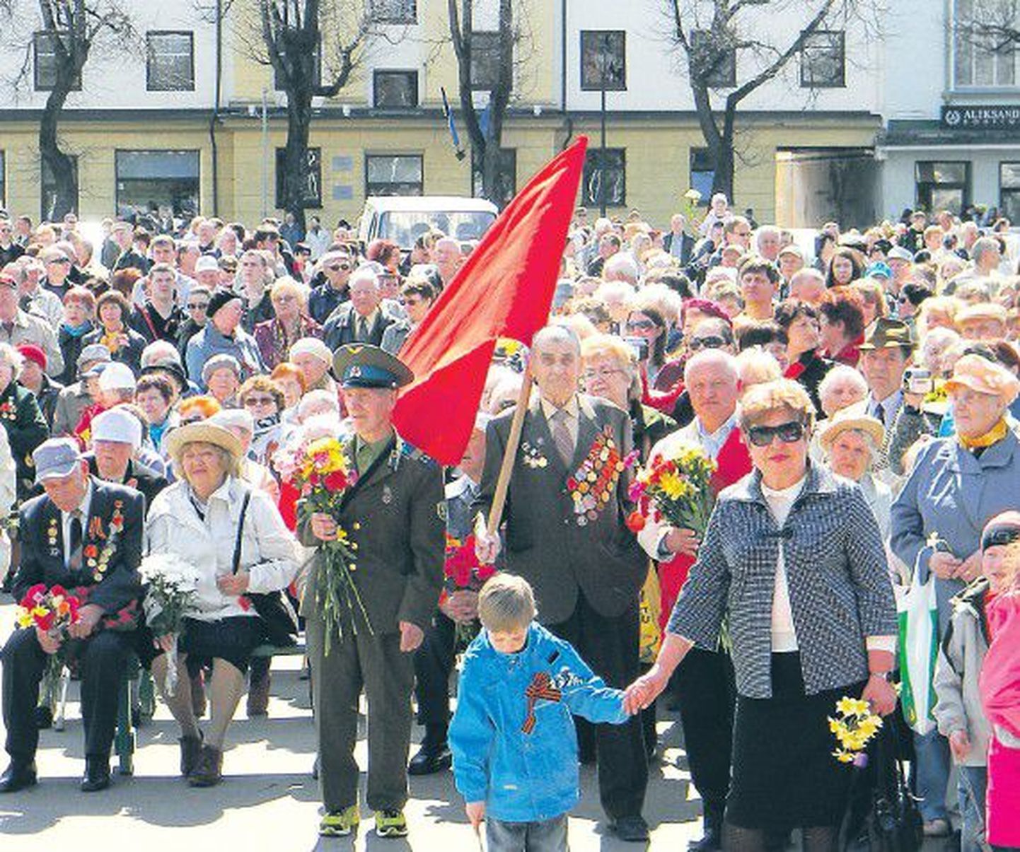 В Нарве ветераны войны и пришедшие их поздравить собрались на Петровской площади.