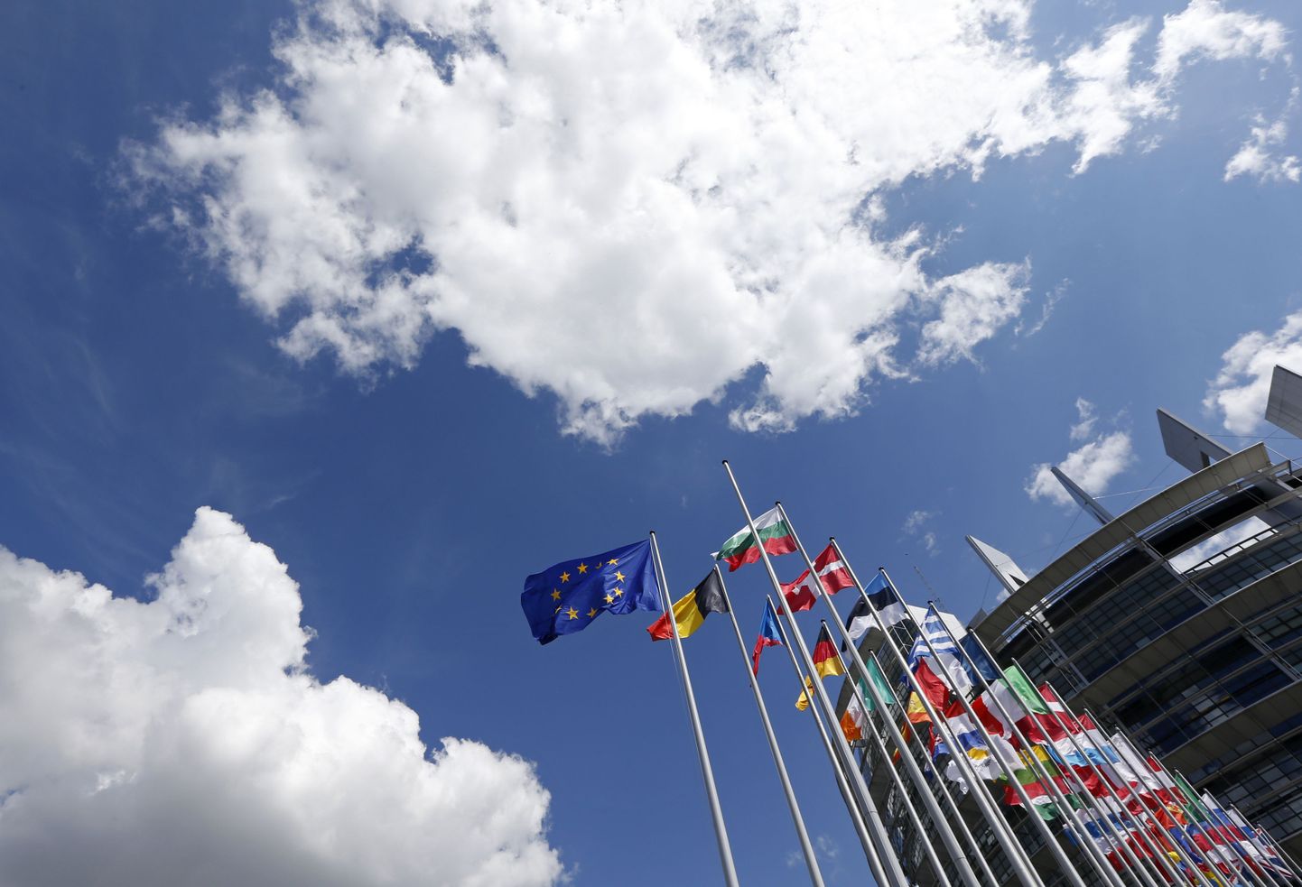 Euroopa Liidu liikmesriikide lipud Strasbourgis asuva Euroopa Parlamendi hoone ees