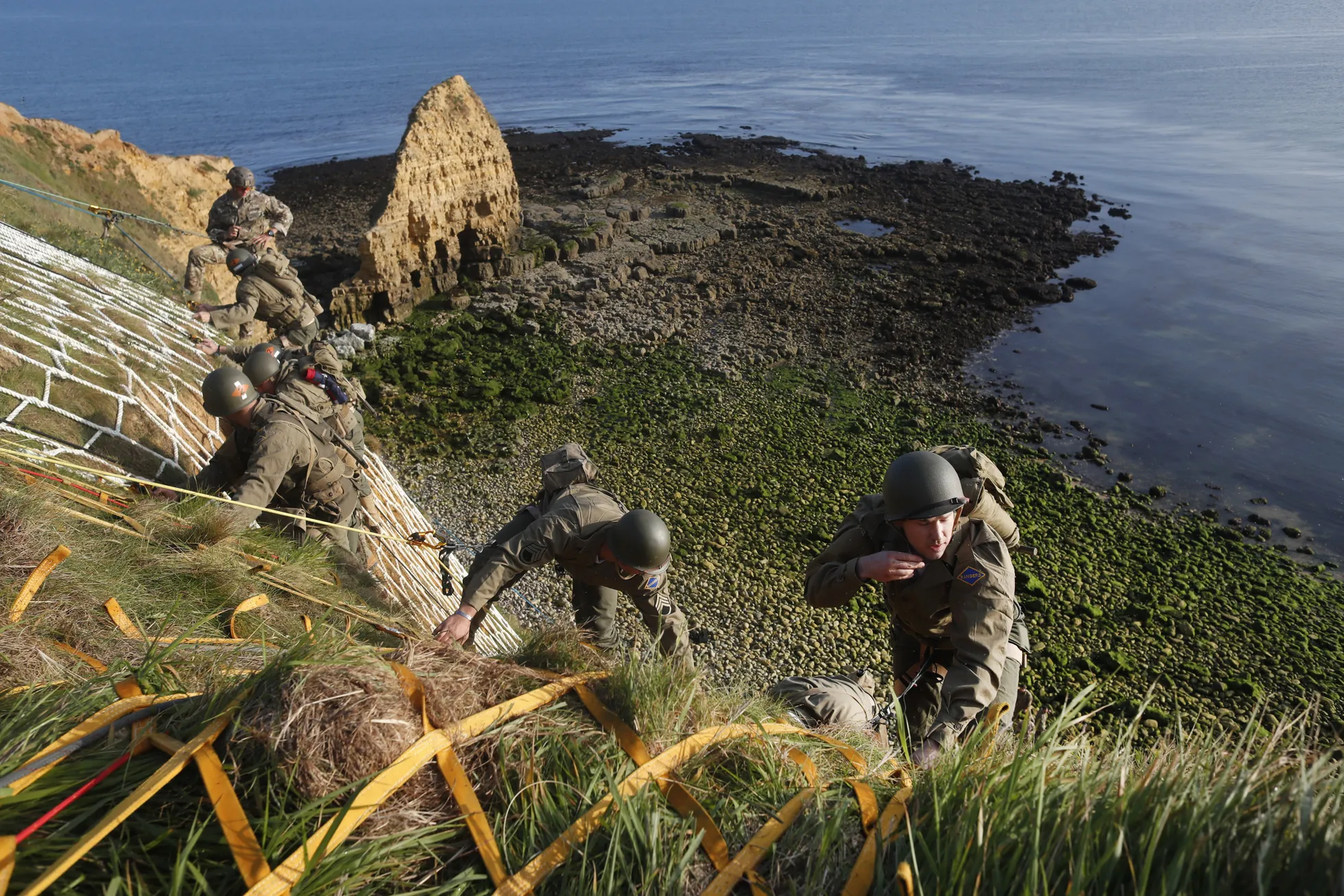 Sõdurid Ameerika Ühendriikide 75. eriüksuse rügemendist Normandia ranna kohal kõrguvast Pointe du Hoc kaljult alla ronimas.