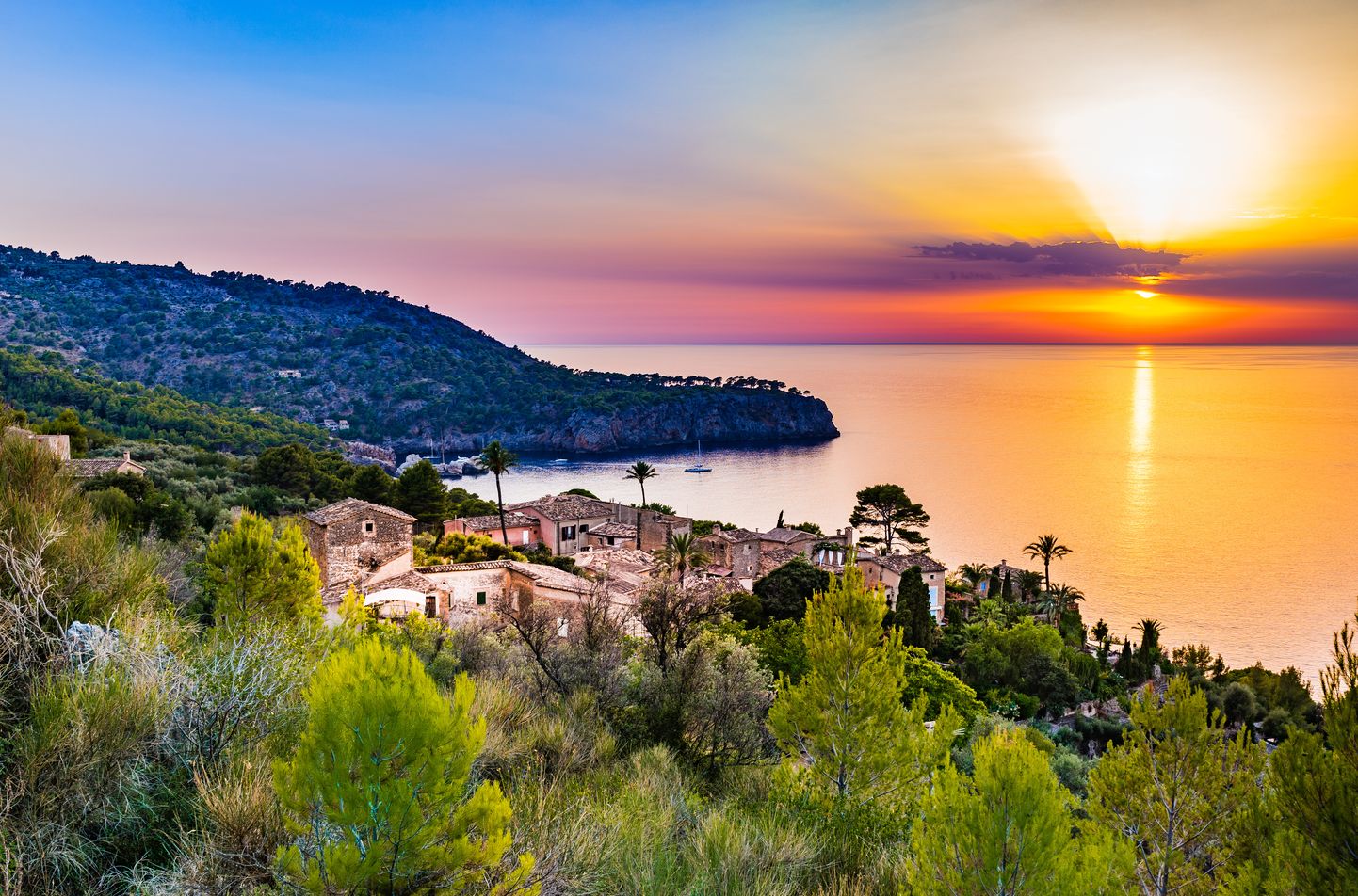 Päikeseloojang Hispaania Mallorca saarel. Pilt on illustreeriv