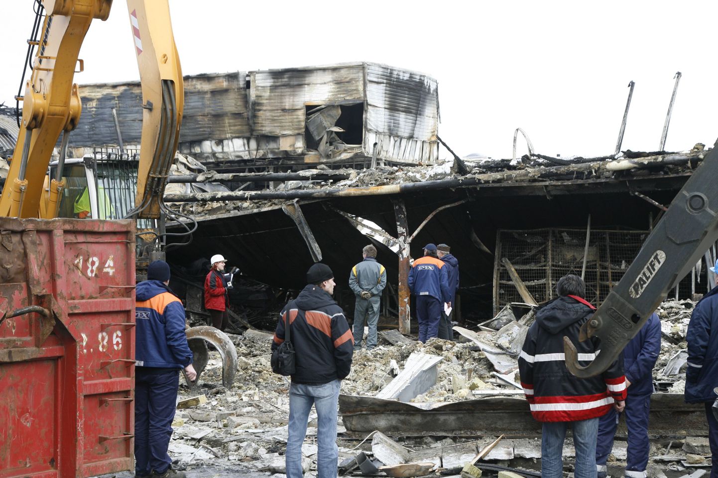 Täna algas Mustika keskuse põlenud osa lammutamine.
