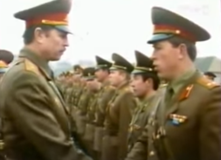 Kaader videost, millel on näha nõukogude ohvitsere Poolas Borne Sulinowos asunud sajalases tuumarelvade baasis 1980. aastatel