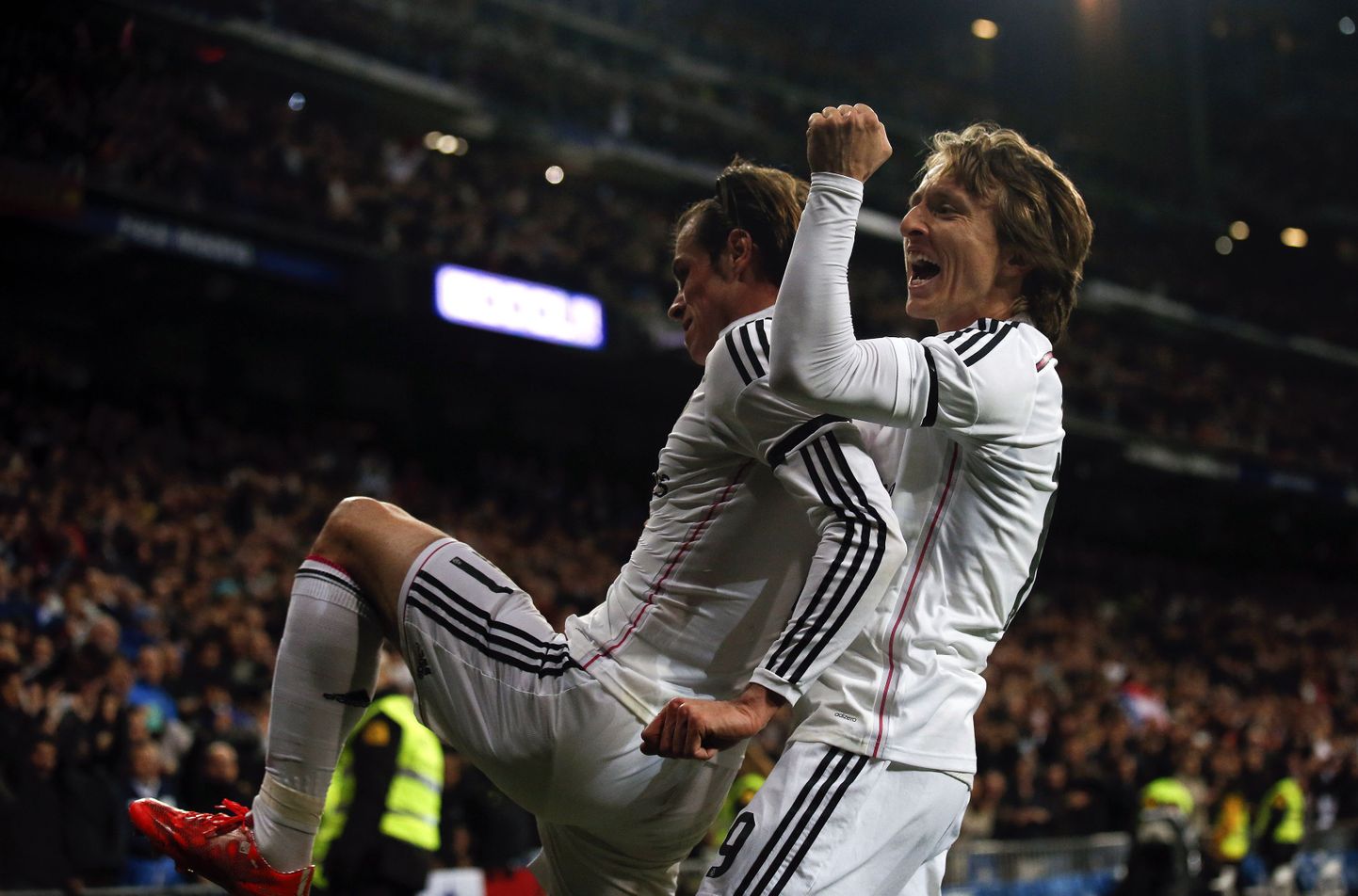 Gareth Bale (vasakul) ja Luka Modrictähistamas Levante vastu löödud väravat.