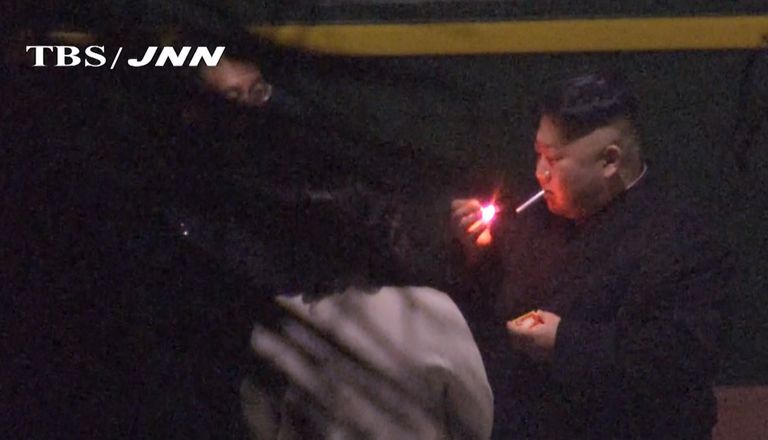Põhja-Korea juht Kim Jong-un Hiinas Nanningis tehtud vahepeatuse ajal suitsetamas