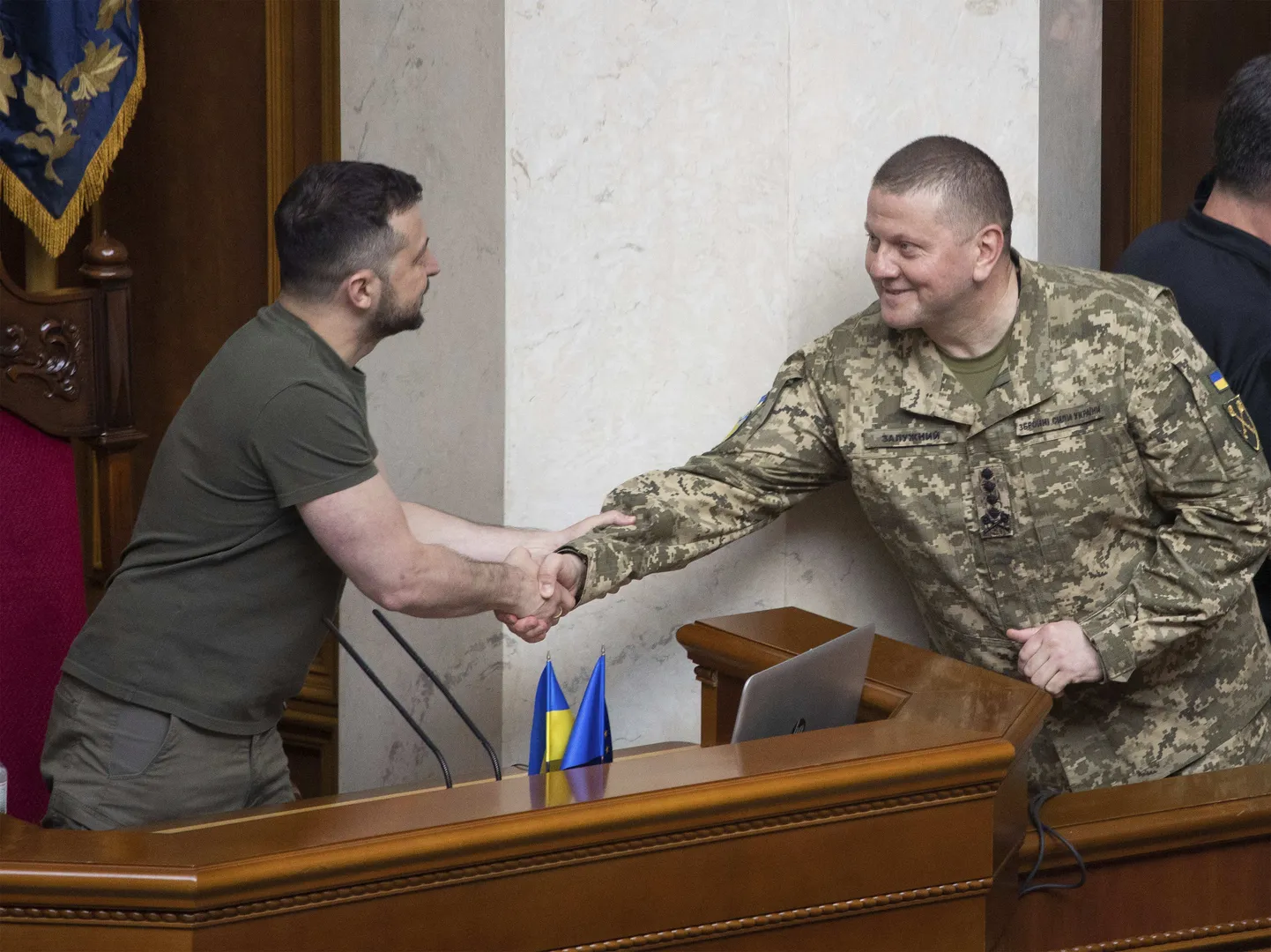 Ukraina president Volodõmõr Zelenskõi (vasakul) ja kindral Valeri Zalužnõi mullu juulis Kiievis.