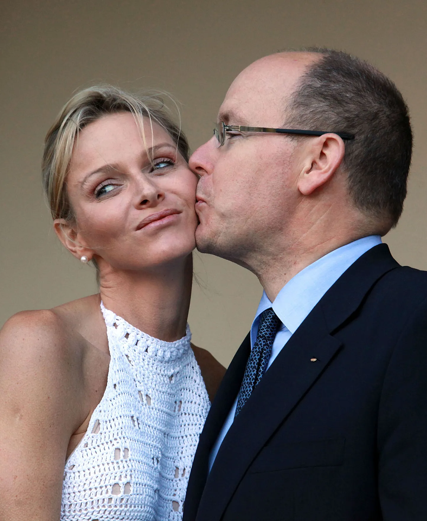 Monaco vürst Albert II oma naisele põsemusi andmas